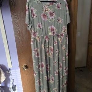 Chic Floral Maxi Dress in Gray and Pink